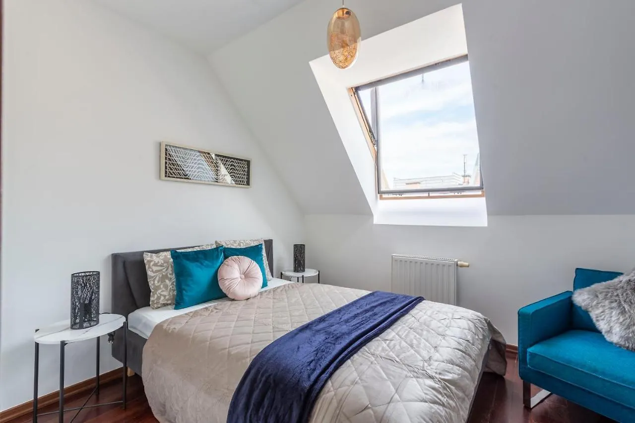 Deluxe Central Quentin Apartment 3Bedrm, 2Bathrm Budapest